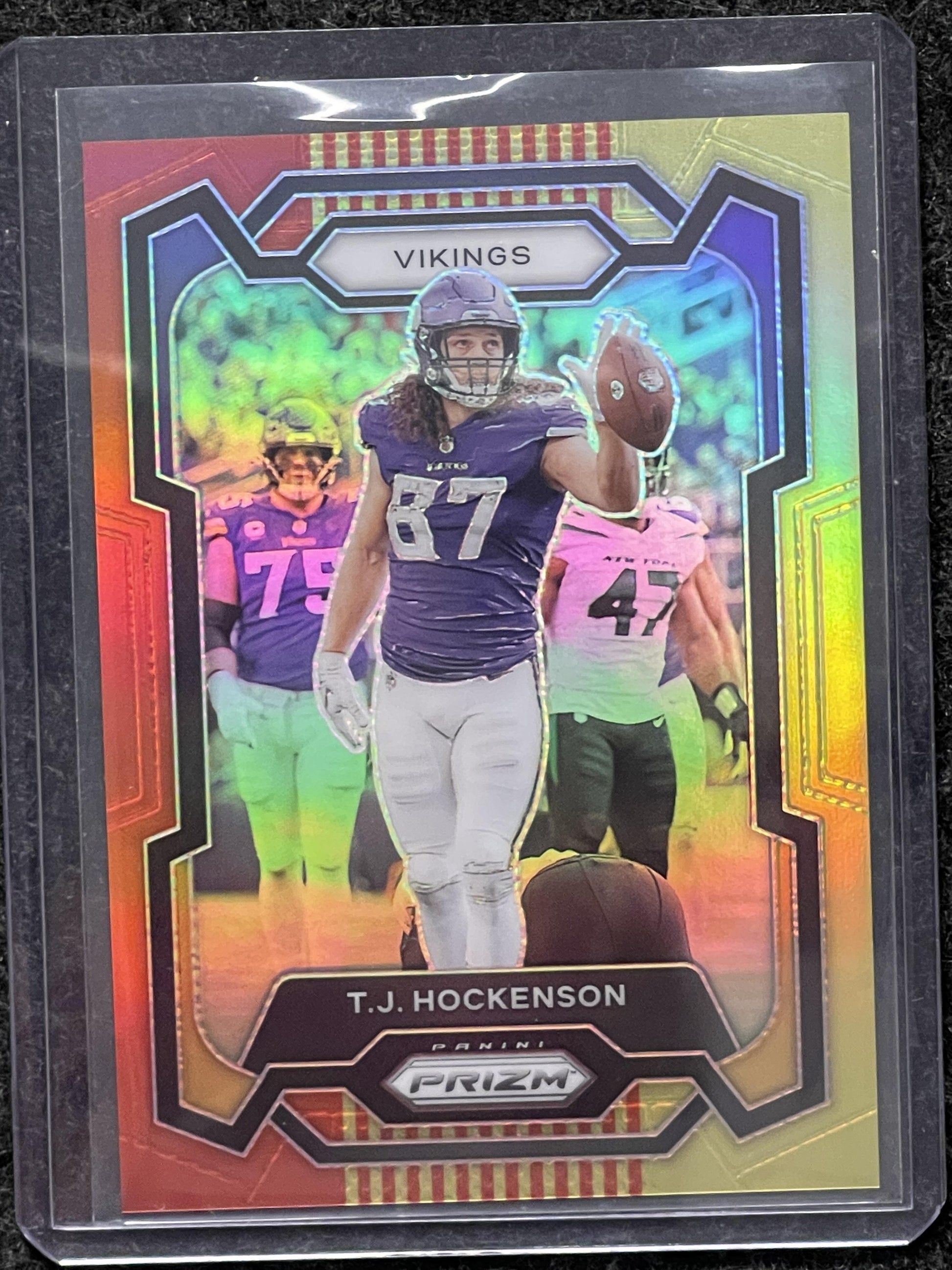 2023 Panini Prizm #198 T.J. Hockenson Red and Yellow #/44 Minnesota Vikings SN