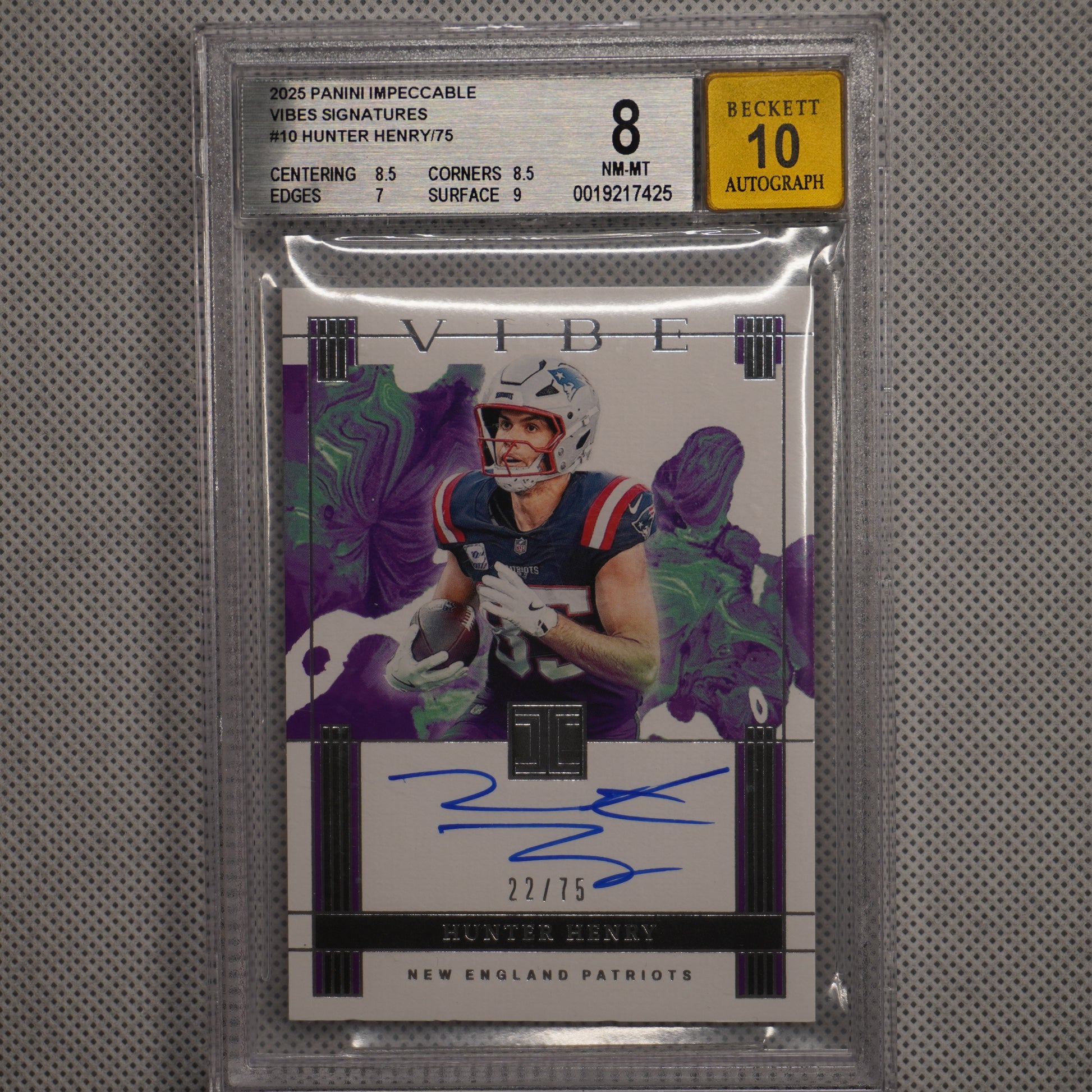 2025 Panini Impeccable #VS-HHY Hunter Henry Vibes Signatures BGS 8 #/75 New England Patriots SN.AU