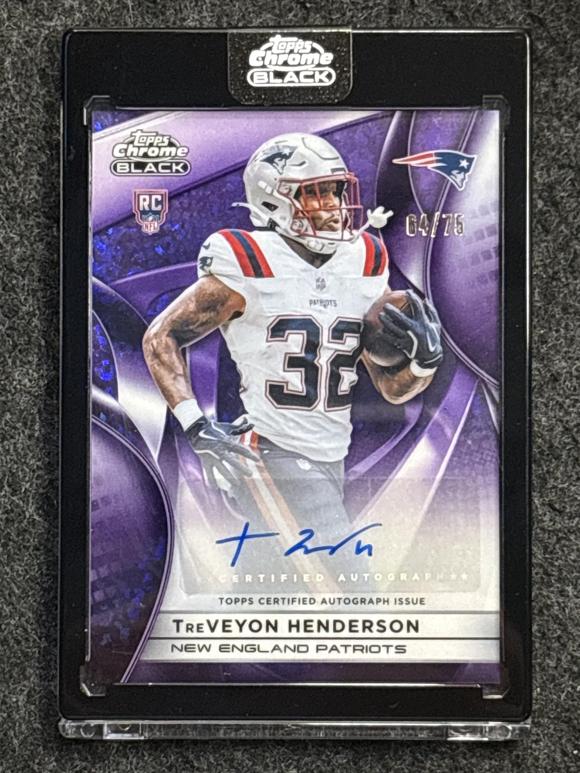 2025 Topps Chrome Black #RAU-THE TreVeyon Henderson Rookie Autographs Purple Mini-Diamond Refractor New England Patriots SN, Auto