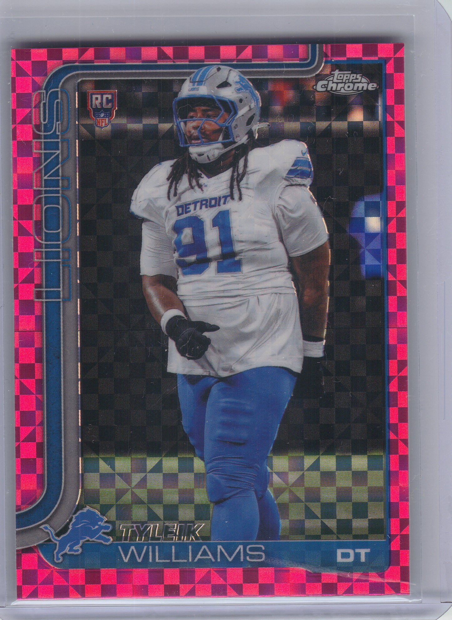 2025 Topps Chrome #364 Tyleik Williams Hot Pink X-Fractor Detroit Lions Rookie